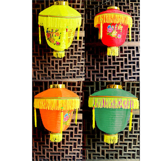 authetisch chinesisch Laternen traditionell in 4 unterschiedlich Farben