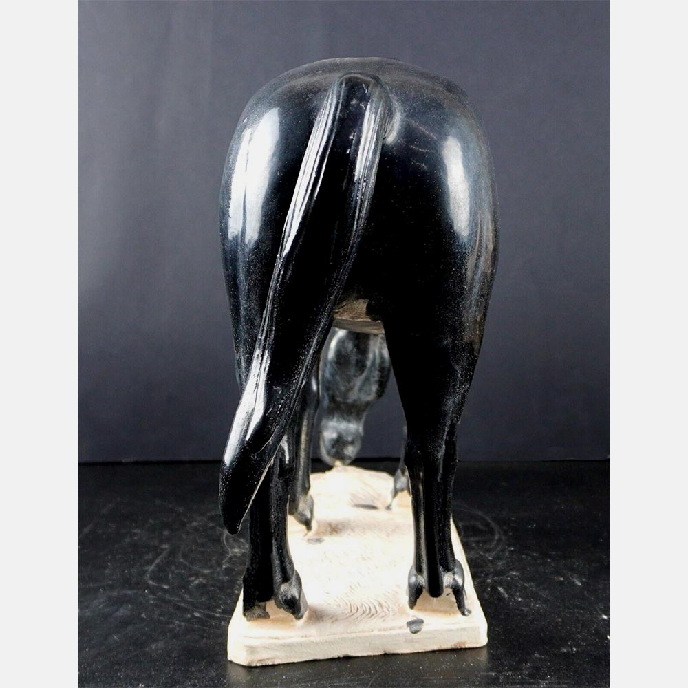 Tang Pferd Statue aus Terrakotta schwarz 33 cm lang handgefertigt